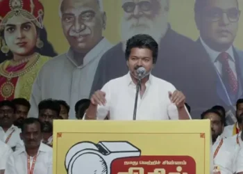 அணிமுக பேச்சுவார்த்தை குழு தாமதம் – TVK மூத்த தலைவர்கள் கவலை யாரும் யாருக்கும் தலைவணங்கக் கூடாது: விஜய்