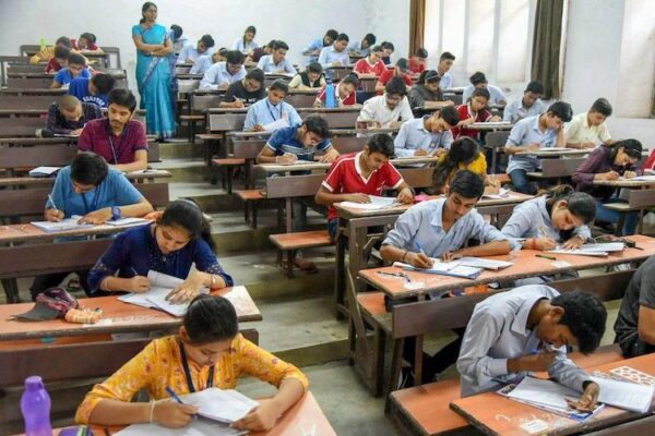 என்டிஏ நீட் யூஜி 2026 ஹால் டிக்கெட்டுகளை ஏப்ரல் 26 அன்று வெளியிட்டது - மே 3 தேர்வுக்கு என்டிஏ நீட் யூஜி 2026 ஹால் டிக்கெட்டுகளை ஏப்ரல் 26 அன்று வெளியிட்டது - மே 3 தேர்வுக்கு - Exam students PTI compressed vb 79