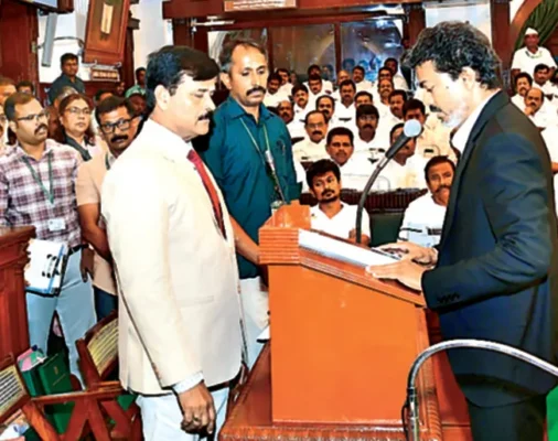 கோட் சூட்டில் மாஸ் காட்டிய முதல்வர் விஜய்! 50 ஆண்டுகளுக்குப் பின் எதிர்க்கட்சி வரிசையில் திமுக - அதிமுக! தமிழக சட்டப்பேரவையில் முதல் நாள் நடந்தது என்ன? கோட் சூட்டில் மாஸ் காட்டிய முதல்வர் விஜய்! 50 ஆண்டுகளுக்குப் பின் எதிர்க்கட்சி வரிசையில் திமுக - அதிமுக! தமிழக சட்டப்பேரவையில் முதல் நாள் நடந்தது என்ன? - vijay