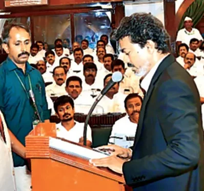 கோட் சூட்டில் மாஸ் காட்டிய முதல்வர் விஜய்! 50 ஆண்டுகளுக்குப் பின் எதிர்க்கட்சி வரிசையில் திமுக - அதிமுக! தமிழக சட்டப்பேரவையில் முதல் நாள் நடந்தது என்ன? - vijay e1778558227526