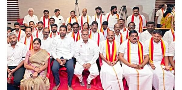 தமிழக வெற்றிக் கழகத்தில் வலுக்கும் ஆதரவு: முன்னாள் அமைச்சர்கள் மற்றும் முக்கிய அரசியல் தலைவர்கள் தவெக-வில் இணைந்தனர்! தமிழக வெற்றிக் கழகத்தில் வலுக்கும் ஆதரவு: முன்னாள் அமைச்சர்கள் மற்றும் முக்கிய அரசியல் தலைவர்கள் தவெக-வில் இணைந்தனர்! - Screenshot 20260607 084544 Chrome