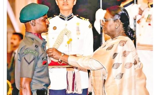 தீவிரவாதிகளை வீழ்த்திய வீரத்தமிழன்: கீர்த்தி சக்ரா விருது பெற்ற லான்ஸ் நாயக் மீனாட்சி சுந்தரம்! - Screenshot 20260628 105325 Chrome