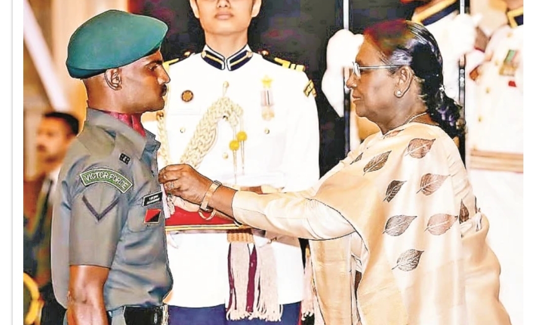 தீவிரவாதிகளை வீழ்த்திய வீரத்தமிழன்: கீர்த்தி சக்ரா விருது பெற்ற லான்ஸ் நாயக் மீனாட்சி சுந்தரம்! - Screenshot 20260628 105325 Chrome