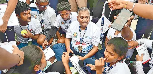 நம்ம 'தளபதி' CM-இன் மாஸ் ஆட்டம்! போதைக்கு எதிராக களமிறங்கி மாணவர்களுடன் ஓடிய முதல்வர் ஜோசப் விஜய்! நம்ம 'தளபதி' CM-இன் மாஸ் ஆட்டம்! போதைக்கு எதிராக களமிறங்கி மாணவர்களுடன் ஓடிய முதல்வர் ஜோசப் விஜய்! - tml260626 4a
