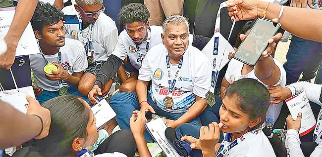 நம்ம 'தளபதி' CM-இன் மாஸ் ஆட்டம்! போதைக்கு எதிராக களமிறங்கி மாணவர்களுடன் ஓடிய முதல்வர் ஜோசப் விஜய்! - tml260626 4a